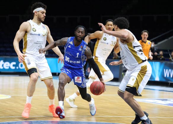 Löwen Braunschweig vs Frankfurt, BBL Braunschweig, 28 03 2021, BASKETBALL easyCredit BBL Basketball Bundesliga, Löwen Braunschweig vs Fraport Skyliners Frankfurt, Season 2020 21 Gavin Schilling Löwen Braunschweig , Matt Mobley Skyliners Frankfurt , James Robinson Löwen Braunschweig Braunschweig