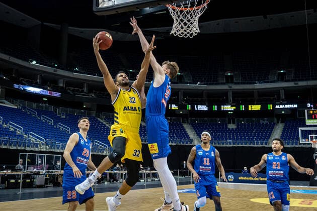 Basketball Berlin 28 03 2021 Season 2020 2021 easyCredit BBL 1 Bundesliga Alba Berlin SYNTAINICS MBC Weißenfels Johannes Thiemann Alba Berlin, No 32 Philipp Hartwich MBC, No 12