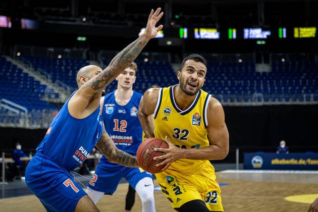 Basketball Berlin 28 03 2021 Season 2020 2021 easyCredit BBL 1 Bundesliga Alba Berlin SYNTAINICS MBC Weißenfels Johannes Thiemann Alba Berlin, No 32 Sergio Kerusch MBC, No 07
