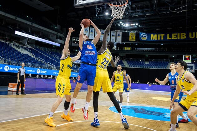 Basketball Berlin 28 03 2021 Season 2020 2021 easyCredit BBL 1 Bundesliga Alba Berlin SYNTAINICS MBC Weißenfels Antunovic MBC, No 40 Christ Koumadje Alba Berlin, No 21