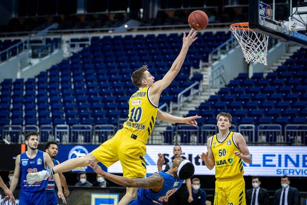 Basketball Berlin 28 03 2021 Season 2020 2021 easyCredit BBL 1 Bundesliga Alba Berlin SYNTAINICS MBC Weißenfels Tim Schneider Alba Berlin, No 10 Kyndahl Hill MBC, No 11
