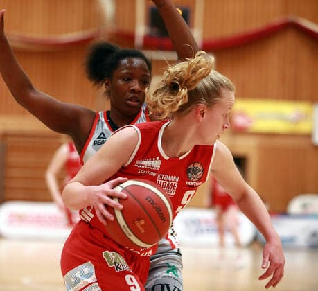 Wasserburg, Badria Halle,28 03 21, playoff quarterfinal, 1 game, basketball, 1 Bundesliga women, TSV 1880 Wasserburg vs Giro Live Panthers Osnabrueck in picture front Emma EICHMEYER Osnabrueck , back Kelly MOTEN Wasserburg , Copyright: HMBxMediax xHeikoxBecker