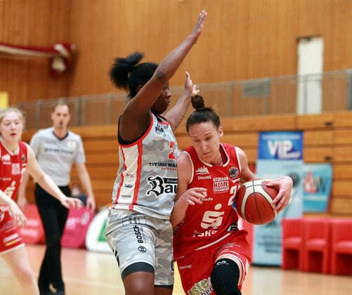 Wasserburg, Badria Halle,28 03 21, playoff quarterfinals, 1 game, basketball, 1 Bundesliga women, TSV 1880 Wasserburg vs Giro Live Panthers Osnabrueck in picture from left Kelly MOTEN Wasserburg US , Kata TAKACS Osnabrueck AUT , Copyright: HMBxMediax xHeikoxBecker