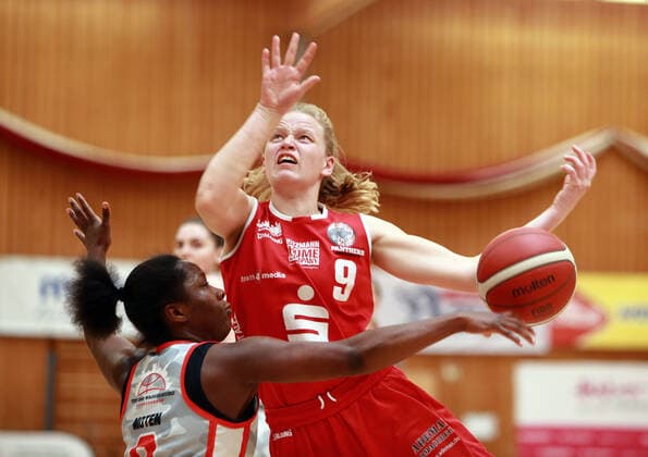 Wasserburg, Badria Halle,28 03 21, playoff quarterfinals, 1 game, basketball, 1 Bundesliga women, TSV 1880 Wasserburg vs Giro Live Panthers Osnabrueck in picture from left Kelly MOTEN Wasserburg US , Emma EICHMEYER Osnabrueck , Copyright: HMBxMediax xHeikoxBecker