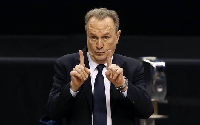 Coach Aito Garcia Reneses pointing, gesturing action upper body upper body sports basketball BBL Bundesliga men season 2020 2021 28 03 2021 ALBA Berlin vs syntainics MBC