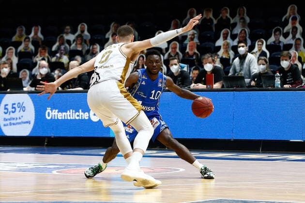 28 03 2021, xgox, basketball, easyCredit BBL, Basketball Loewen Braunschweig Skyliners Frankfurt emspor, v l fAlvin Onyia Fraport Skyliners Frankfurt, 10 , Lukas Wank Braunschweig, 0 Zweikampf Braunschweig.