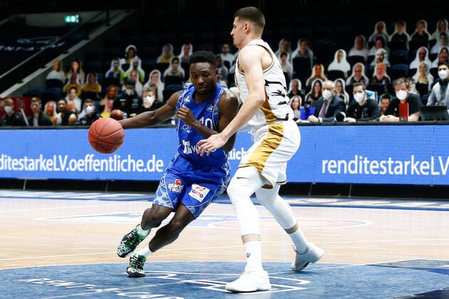 28 03 2021, xgox, basketball, easyCredit BBL, basketball loewen Braunschweig Skyliners Frankfurt emspor, v l fAlvin Onyia Fraport Skyliners Frankfurt, 10 duel Braunschweig.