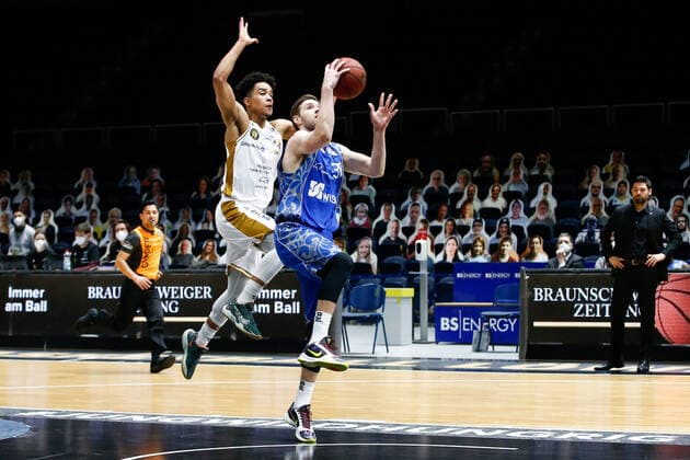 28 03 2021, xgox, basketball, easyCredit BBL, basketball loewen Braunschweig Skyliners Frankfurt emspor, v l Jon Axel Gudmundsson Fraport Skyliners Frankfurt, 30 duel Braunschweig.