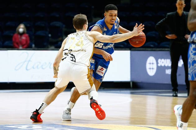 28 03 2021, xgox, basketball, easyCredit BBL, basketball loewen brunswick skyliners frankfurt emspor, v l len adam schoormann fraport skyliners frankfurt, 6 duel brunswick