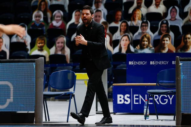 28 03 2021, xgox, basketball, easyCredit BBL, basketball loewen brunswick skyliners frankfurt emspor, v l Sebastian Gleim Fraport Skyliners Frankfurt, coach gestures, gives instructions brunswick