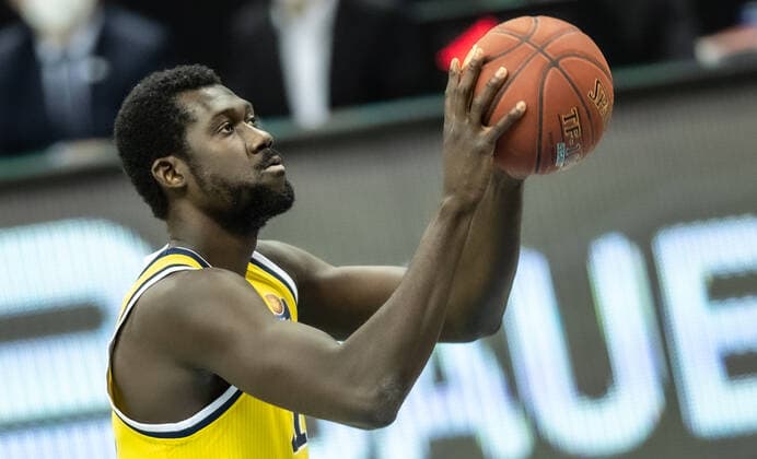 28 03 21, Berlin, Basketball, 1 Bundesliga, easyCredit BBL, Hauptrunde, 25 Spieltag, Mercedes Benz Arena ALBA Berlin Syntainics MBC ALBAs Christ Koumadje holds the ball ready for the free throw ALBA Berlin Syntainics MBC