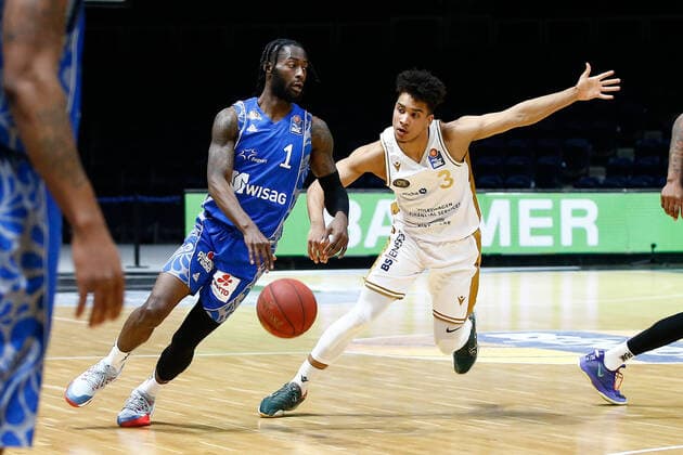 28 03 2021, xgox, basketball, easyCredit BBL, Basketball Loewen Braunschweig Skyliners Frankfurt emspor, v l Matt Mobley Fraport Skyliners Frankfurt, 1 , Garai Zeeb Braunschweig, 3 Zweikampf Braunschweig.