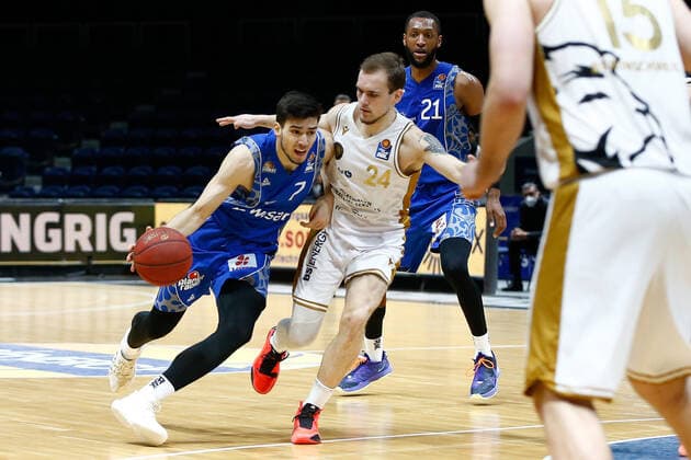 28 03 2021, xgox, basketball, easyCredit BBL, Basketball Loewen Braunschweig Skyliners Frankfurt emspor, v l Bruno Vrcic Fraport Skyliners Frankfurt, 7 , Arnas Velicka Braunschweig, 24 Zweikampf Braunschweig.