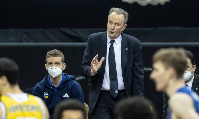 28 03 21, Berlin, Basketball, 1 Bundesliga, easyCredit BBL, Hauptrunde, 25 Spieltag, Mercedes Benz Arena ALBA Berlin Syntainics MBC ALBAs Head Coach Aito Garcia Reneses stands gesticulating on the sidelines ALBA Berlin Syntainics MBC