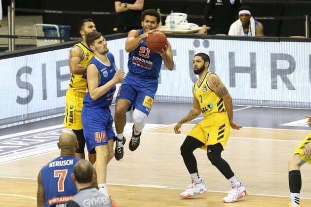 DEU, GER, easyCredit BBL, ALBA vs MBC, 28 03 2021, Mercedes Benz Arena, Berlin, DEU, GER, easyCredit BBL, ALBA vs MBC, in picture Johannes Thiemann ALBA Berlin 32 , Peyton Siva ALBA Berlin 3 m40 , Quinton Hooker Mitteldeutscher BC 21 nordphotoxGmbHx xEngler nph00076