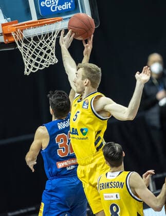 28 03 21, Berlin, Basketball, 1 Bundesliga, easyCredit BBL, Hauptrunde, 25 Spieltag, Mercedes Benz Arena ALBA Berlin Syntainics MBC ALBAs Niels Giffey M jumps to the basket against Roko Rogic l of Mitteldeutscher BC ALBA Berlin Syntainics MBC