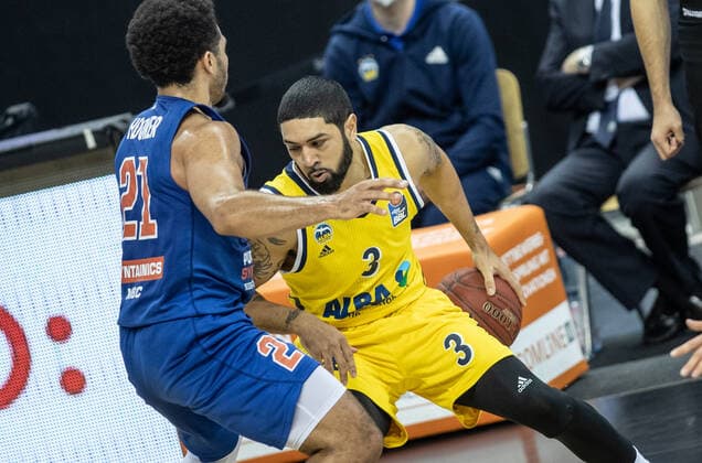 28 03 21, Berlin, Basketball, 1 Bundesliga, easyCredit BBL, Hauptrunde, 25 Spieltag, Mercedes Benz Arena ALBA Berlin Syntainics MBC ALBAs Peyton Siva r fights for the ball against Quinton Hooker of Mitteldeutscher BC ALBA Berlin Syntainics MBC