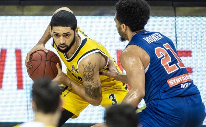 28 03 21, Berlin, Basketball, 1 Bundesliga, easyCredit BBL, Hauptrunde, 25 Spieltag, Mercedes Benz Arena ALBA Berlin Syntainics MBC ALBAs Peyton Siva l fights for the ball against Quinton Hooker of Mitteldeutscher BC ALBA Berlin Syntainics MBC