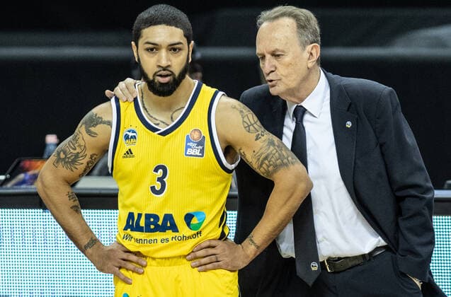28 03 21, Berlin, Basketball, 1 Bundesliga, easyCredit BBL, Hauptrunde, 25 Spieltag, Mercedes Benz Arena ALBA Berlin Syntainics MBC ALBAs Peyton Siva l stands next to his head coach Aito Garcia Reneses on the edge of the court ALBA Berlin Syntainics MBC