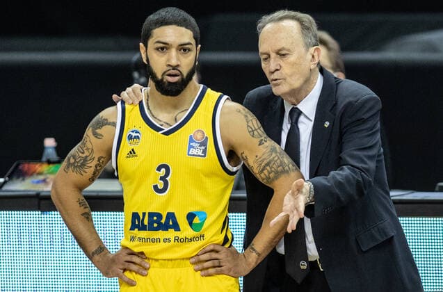 28 03 21, Berlin, Basketball, 1 Bundesliga, easyCredit BBL, Hauptrunde, 25 Spieltag, Mercedes Benz Arena ALBA Berlin Syntainics MBC ALBAs Peyton Siva l stands next to his head coach Aito Garcia Reneses on the edge of the court ALBA Berlin Syntainics MBC