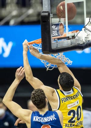 28 03 21, Berlin, Basketball, 1 Bundesliga, easyCredit BBL, Hauptrunde, 25 Spieltag, Mercedes Benz Arena ALBA Berlin Syntainics MBC ALBAs Simone Fontecchio r jumps to the basket against Marko Krstanovic of Mitteldeutscher BC ALBA Berlin Syntainics MBC