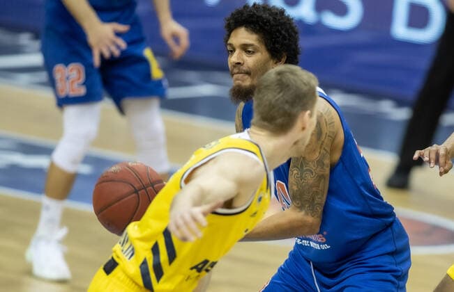 28 03 21, Berlin, Basketball, 1 Bundesliga, easyCredit BBL, Hauptrunde, 25 Spieltag, Mercedes Benz Arena ALBA Berlin Syntainics MBC ALBAs Niels Giffey l fights for the ball against Deron Washington of Mitteldeutscher BC ALBA Berlin Syntainics MBC