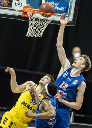 28 03 21, Berlin, Basketball, 1 Bundesliga, easyCredit BBL, Hauptrunde, 25 Spieltag, Mercedes Benz Arena ALBA Berlin Syntainics MBC Philipp Hartwich r of Mitteldeutscher BC puts the ball in the basket against ALBAs Ben Lammers l ALBA Berlin Syntainics MBC