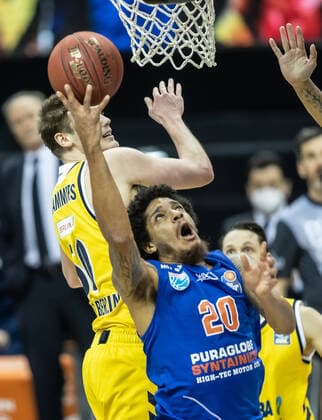 28 03 21, Berlin, Basketball, 1 Bundesliga, easyCredit BBL, Hauptrunde, 25 Spieltag, Mercedes Benz Arena ALBA Berlin Syntainics MBC Deron Washington of Mitteldeutscher BC jumps to the basket against ALBAs Ben Lammers l ALBA Berlin Syntainics MBC