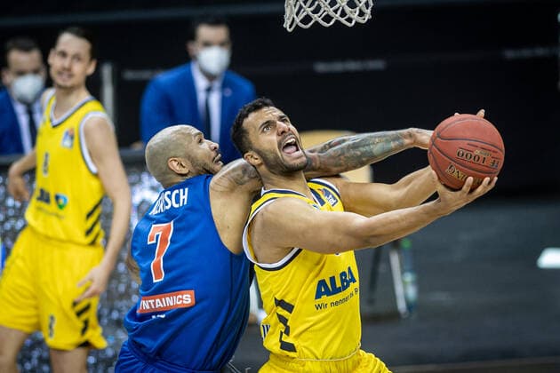 Basketball Berlin 28 03 2021 Season 2020 2021 easyCredit BBL 1 Bundesliga Alba Berlin SYNTAINICS MBC Weißenfels Johannes Thiemann Alba Berlin, No 32 Sergio Kerusch MBC, No 07