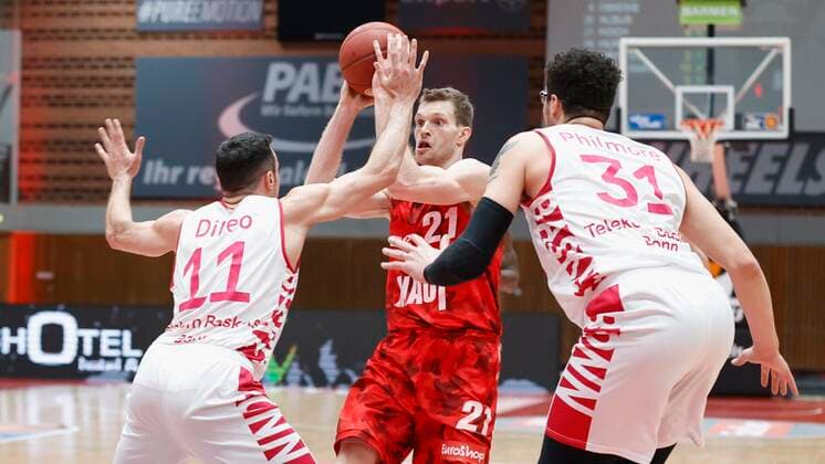 28 03 2021, Basketball, BBL 2020 2021, 25 matchday, s Oliver Wuerzburg Telekom Baskets Bonn, GER, Wuerzburg, s Oliver Arena, picture from left Anthony DiLeo Telekom Baskets Bonn m Florian Koch s Oliver Wuerzburg and Isaiah Philmore Telekom Baskets Bonn. Copyright: HMBxMedia xHeikoxBecker