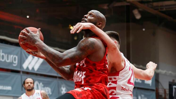 28 03 2021, Basketball, BBL 2020 2021, 25 Matchday, s Oliver Wuerzburg Telekom Baskets Bonn, GER, Wuerzburg, s Oliver Arena, picture from left Murphy Holloway s Oliver Wuerzburg and Leon Kratzer Telekom Baskets Bonn. Copyright: HMBxMedia xHeikoxBecker