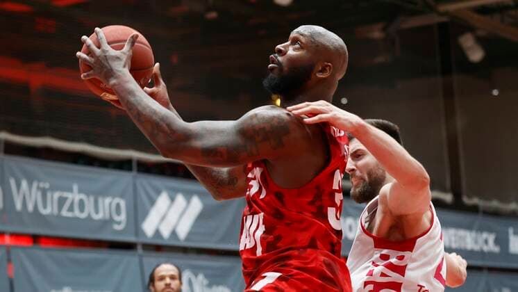 28 03 2021, Basketball, BBL 2020 2021, 25 Matchday, s Oliver Wuerzburg Telekom Baskets Bonn, GER, Wuerzburg, s Oliver Arena, picture from left Murphy Holloway s Oliver Wuerzburg and Leon Kratzer Telekom Baskets Bonn. Copyright: HMBxMedia xHeikoxBecker