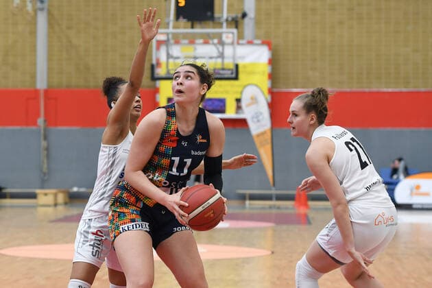 Basketball Women 1 Bundesliga Quarterfinal 1 Game Herner TC Eisvögel USC Freiburg on 28 03 2021 in the H2K Arena in Herne Laura Zolper Herne , left Maria Konstantinidou Freiburg , middle Sarah Polleros Herne , right xRx