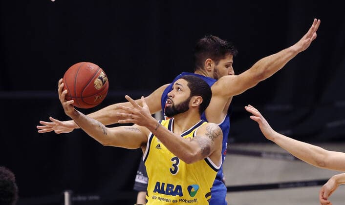 Peyton Siva, Roko Rogic action game scene duel sports basketball BBL Bundesliga men season 2020 2021 28 03 2021 ALBA Berlin vs syntainics MBC