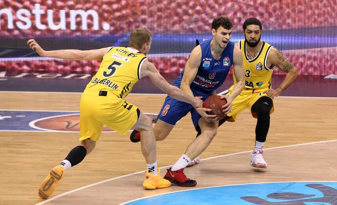 Niels Giffey, Marko Krstanovic, Peyton Siva action game scene duel sports basketball BBL Bundesliga men season 2020 2021 28 03 2021 ALBA Berlin vs syntainics MBC