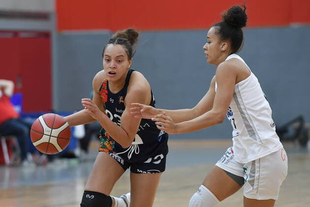 Basketball Women 1 Bundesliga Quarterfinal 1 Game Herner TC Eisvögel USC Freiburg on 28 03 2021 in the H2K Arena in Herne Daneesha Danielle Provo Freiburg , left Laura Zolper Herne , right xRx
