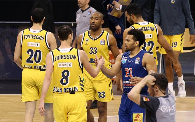 Simone Fontecchio, Marcus Eriksson, Jayson Granger, Quinton Hooker high-five after end of game Sports Basketball BBL Bundesliga Men Season 2020 2021 28 03 2021 ALBA Berlin vs syntainics MBC