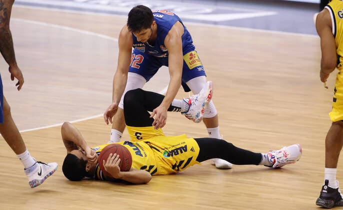 Peyton Siva slipped, Roko Rogic Sports Basketball BBL Bundesliga mens season 2020 2021 28 03 2021 ALBA Berlin vs syntainics MBC