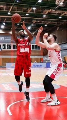 28 03 2021, Basketball, BBL 2020 2021, 25 Matchday, s Oliver Wuerzburg Telekom Baskets Bonn, GER, Wuerzburg, s Oliver Arena, picture from left Murphy Holloway s Oliver Wuerzburg and Leon Kratzer Telekom Baskets Bonn. Copyright: HMBxMedia xHeikoxBecker