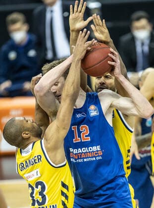 28 03 21, Berlin, Basketball, 1 Bundesliga, easyCredit BBL, Hauptrunde, 25 Spieltag, Mercedes Benz Arena ALBA Berlin Syntainics MBC ALBAs Jayson Granger l and Johannes Thiemann r defend Philipp Hartwich of Mitteldeutscher BC ALBA Berlin Syntainics MBC