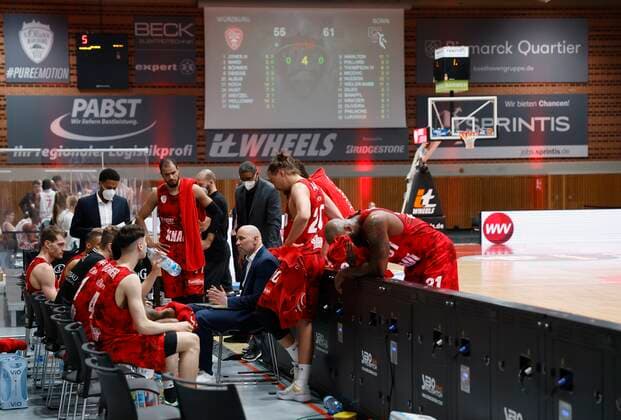 28 03 2021, Basketball, BBL 2020 2021, 25 match day, s Oliver Wuerzburg Telekom Baskets Bonn, GER, Wuerzburg, s Oliver Arena, pic v li time out with head coach Denis Wucherer s Oliver Wuerzburg. Copyright: HMBxMedia xHeikoxBecker