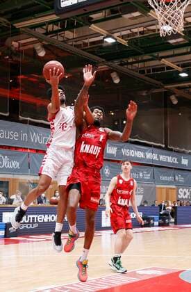 28 03 2021, Basketball, BBL 2020 2021, 25 Matchday, s Oliver Wuerzburg Telekom Baskets Bonn, GER, Wuerzburg, s Oliver Arena, picture from left Jalen Hudson Telekom Baskets Bonn and Perry Jones III s Oliver Wuerzburg Copyright: HMBxMedia xHeikoxBecker
