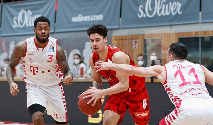 28 03 2021, Basketball, BBL 2020 2021, 25 Matchday, s Oliver Wuerzburg Telekom Baskets Bonn, GER, Wuerzburg, s Oliver Arena, picture from left James Thompson IV Telekom Baskets Bonn , Joshua Obiesie s Oliver Wuerzburg and Anthony DiLeo Telekom Baskets Bonn. Copyright: HMBxMedia xHeikoxBecker