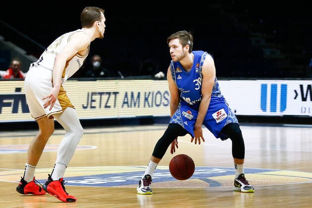 28 03 2021, xgox, basketball, easyCredit BBL, Basketball Loewen Braunschweig Skyliners Frankfurt emspor, v l Jon Axel Gudmundsson Fraport Skyliners Frankfurt, 30 on the ball Braunschweig.