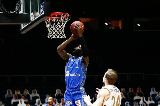 28 03 2021, xgox, basketball, easyCredit BBL, basketball loewen brunswick skyliners frankfurt emspor, v l matt mobley fraport skyliners frankfurt, 1 throws basket, hits, scores basket, scores brunswick