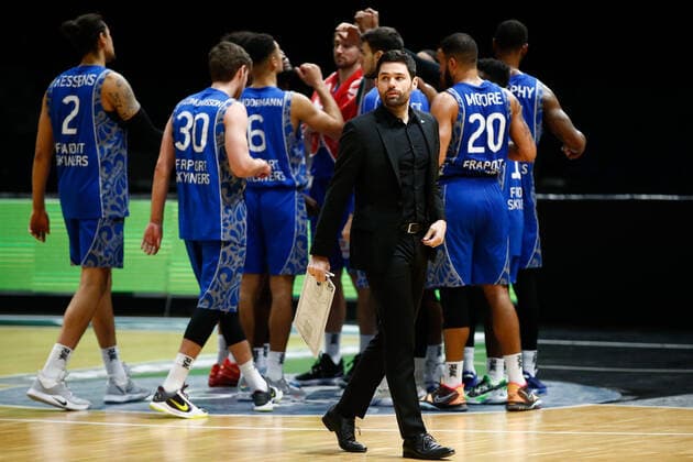 28 03 2021, xgox, basketball, easyCredit BBL, Basketball Loewen Braunschweig Skyliners Frankfurt emspor, v l Sebastian Gleim Fraport Skyliners Frankfurt, coach disappointed, disappointed after the game Braunschweig