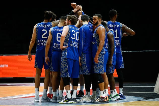 28 03 2021, xgox, basketball, easyCredit BBL, basketball loewen Braunschweig Skyliners Frankfurt emspor, v l the team of Fraport Skyliners Frankfurt disappointed, disappointed after the game Braunschweig