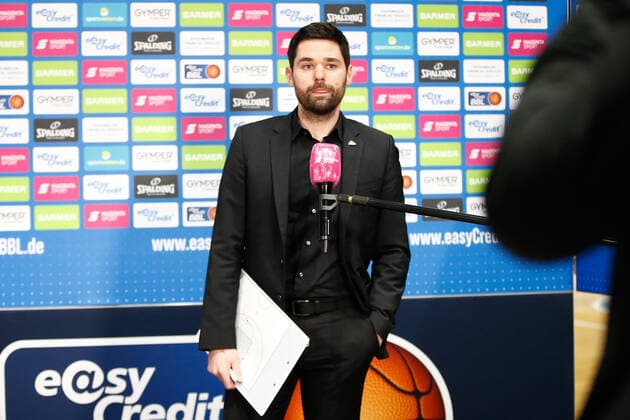 28 03 2021, xgox, basketball, easyCredit BBL, basketball loewen brunswick skyliners frankfurt emspor, v l sebastian gleim fraport skyliners frankfurt, coach is interviewed brunswick