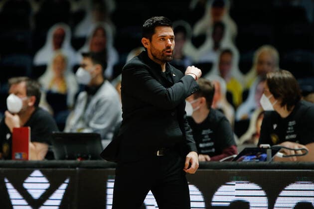 28 03 2021, xgox, basketball, easyCredit BBL, basketball loewen brunswick skyliners frankfurt emspor, v l Sebastian Gleim Fraport Skyliners Frankfurt, coach gestures, gives instructions brunswick