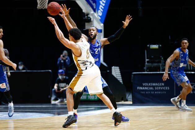 28 03 2021, xgox, basketball, easyCredit BBL, Basketball Loewen Braunschweig Skyliners Frankfurt emspor, v l Kamari Murphy Fraport Skyliners Frankfurt, 21 , James Robinson Braunschweig, 8 Zweikampf Braunschweig.